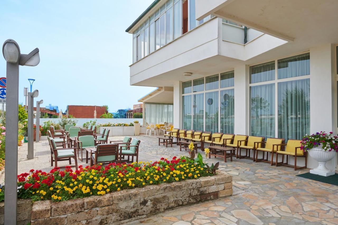 Hotel Caesar Bed And Breakfast Морской Милан Экстерьер фото