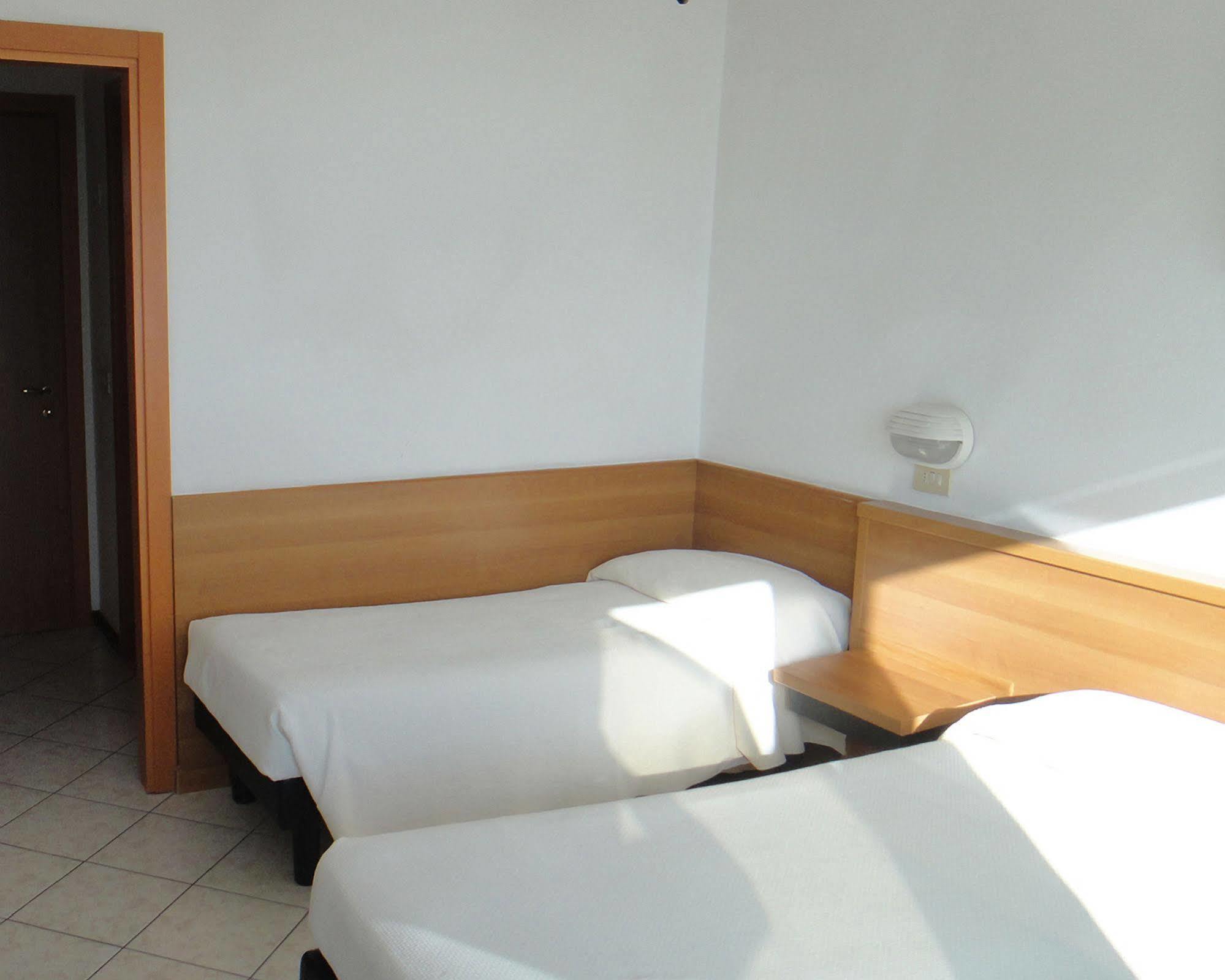 Hotel Caesar Bed And Breakfast Морской Милан Экстерьер фото