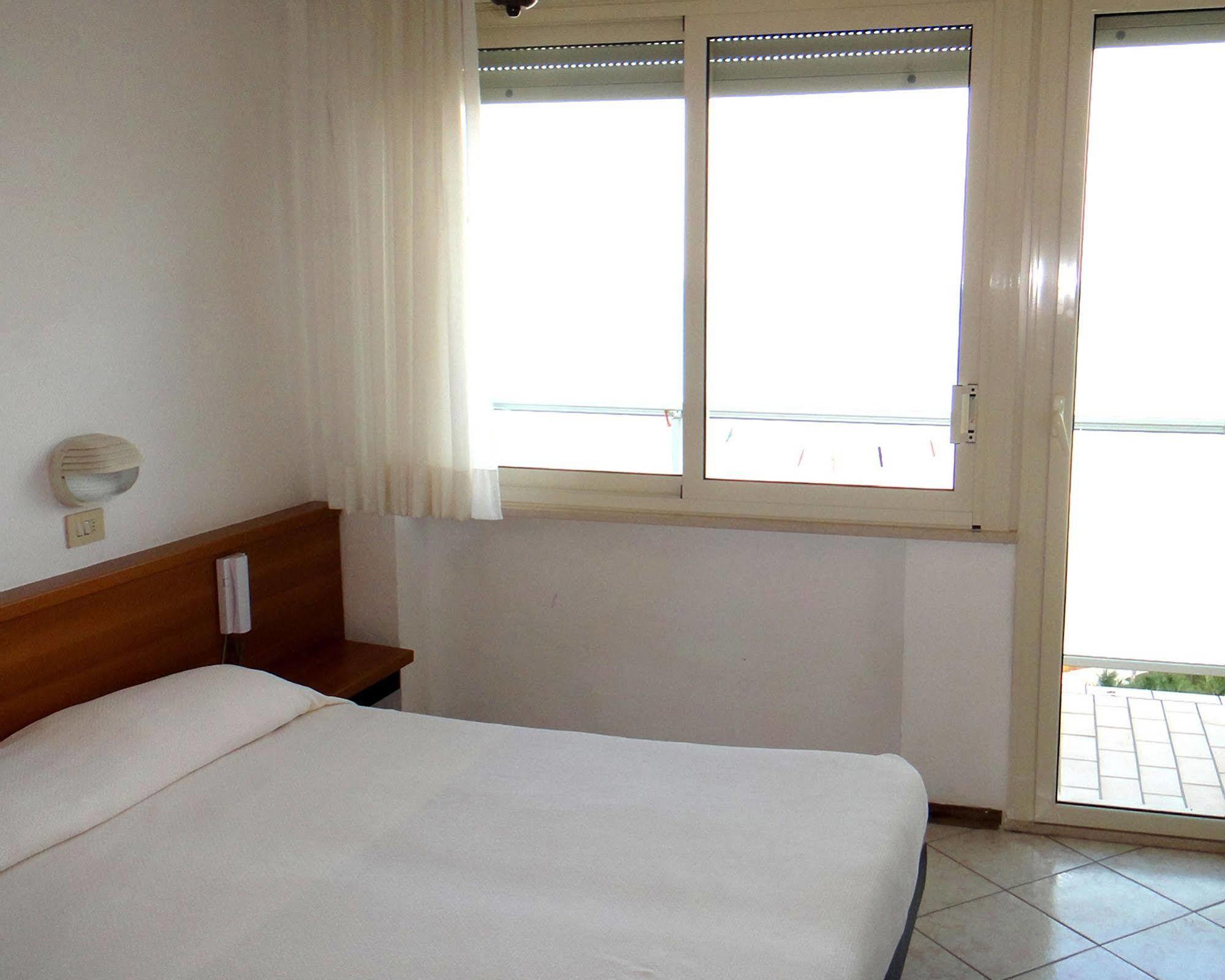 Hotel Caesar Bed And Breakfast Морской Милан Экстерьер фото