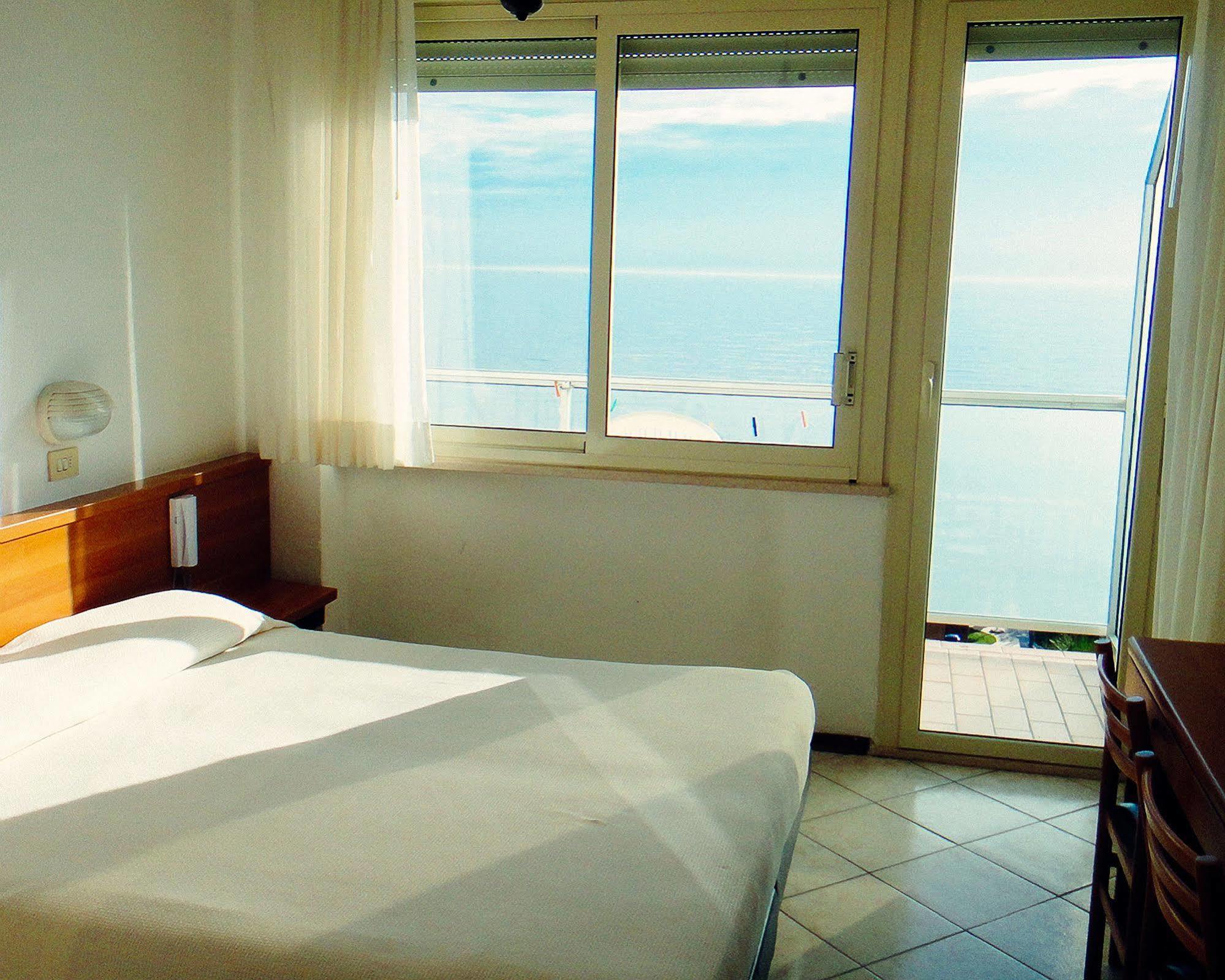 Hotel Caesar Bed And Breakfast Морской Милан Экстерьер фото