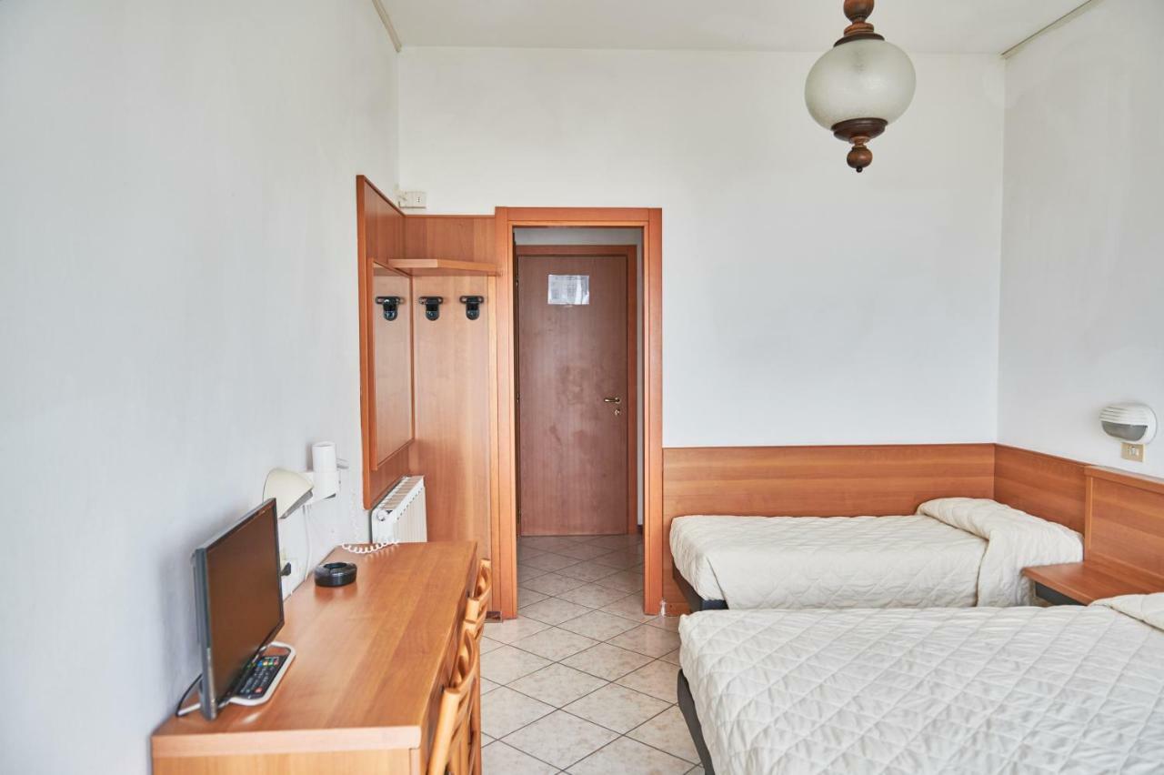 Hotel Caesar Bed And Breakfast Морской Милан Экстерьер фото