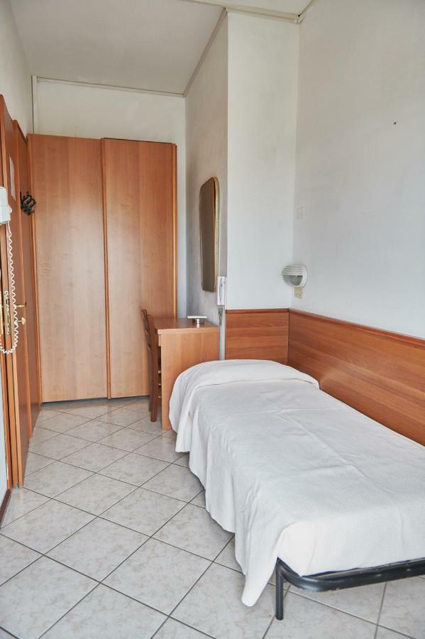 Hotel Caesar Bed And Breakfast Морской Милан Экстерьер фото