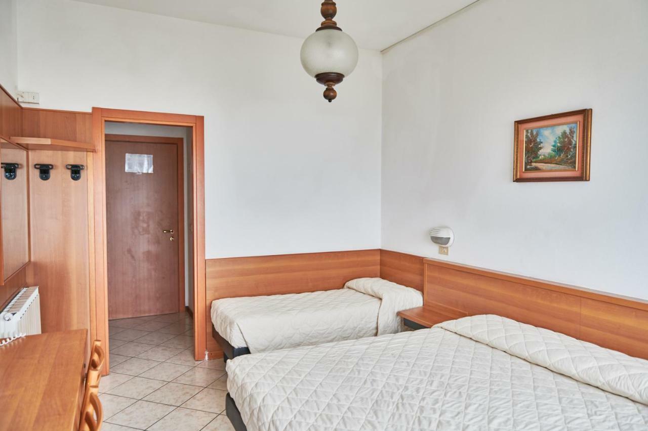 Hotel Caesar Bed And Breakfast Морской Милан Экстерьер фото