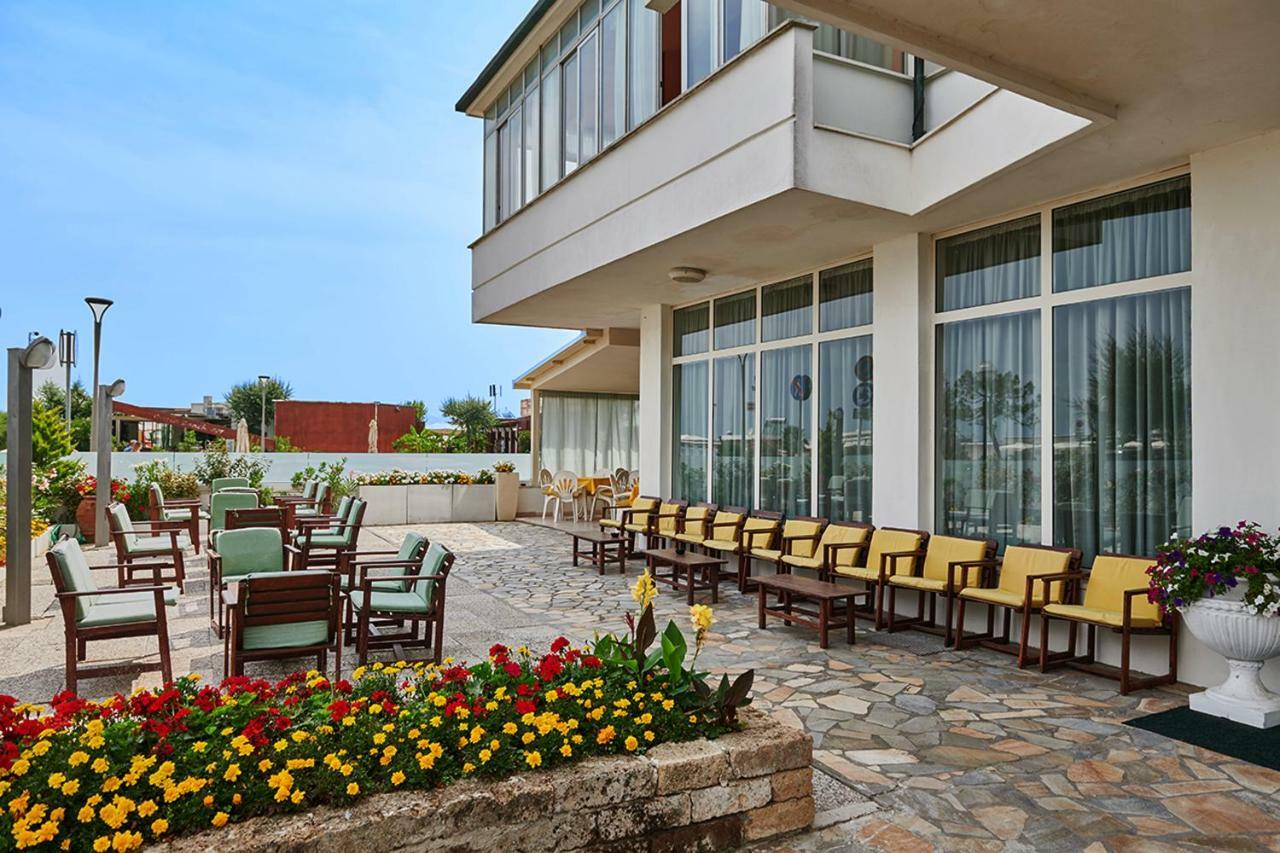 Hotel Caesar Bed And Breakfast Морской Милан Экстерьер фото